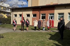 Dyrekcja, Burmistrz Płońska oraz Poczet Sztandarowy podczas akademii.