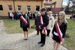 Dyrekcja i Poczet Sztandarowy składający hołd poległym pod Dębem Pamięci.