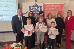 Wręczenie pamiątkowych dyplomów.