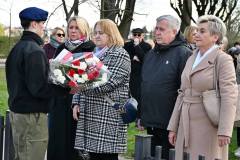 Dyrekcje płońskich szkół składają kwiaty.