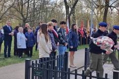 Reprezentacja uczniów SP3 przed pomnikiem.