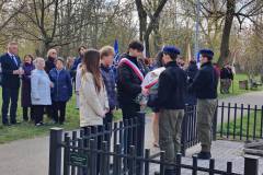 Reprezentacja szkoły składa kwiaty.