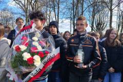 Uczniowie SP3 przed wręczeniem kwiatów.