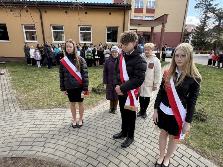 Składanie kwiatów pod Dębem Pamięci
