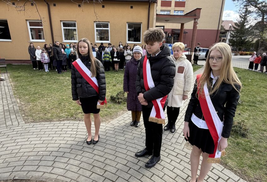 Składanie kwiatów pod Dębem Pamięci